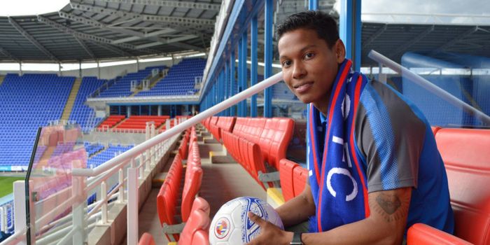 Pemain baru Reading Darren Sidoel di Stadion Madejski.