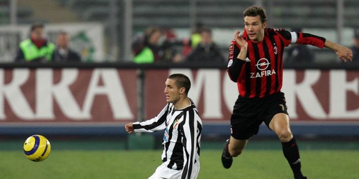 Penyerang AC Milan, Andriy Shevchenko (kanan), berduel dengan bek Juventus, Giorgio Chiellini (kiri)