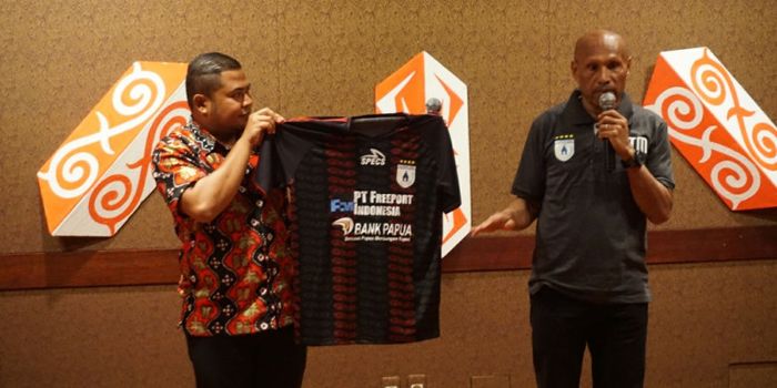 Ketua Umum Persipura, Benhur Tommy Mano (kanan) memperkenalkan jersey terbaru skuat Mutiara Hitam un