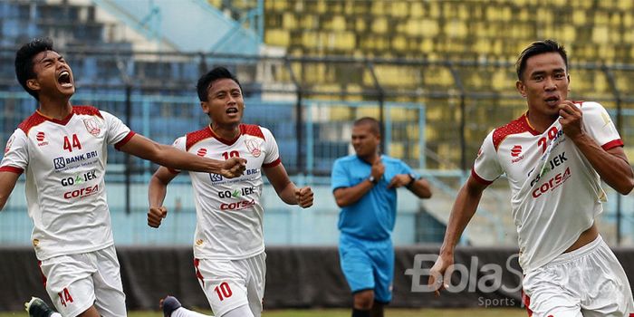 Pemain Persis Solo, Ikhwan Ciptady (44) dan Rudiyana (29), merayakan gol pada pertandingan melawan P