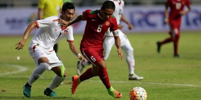 Pemain timnas Indonesia, Evan Dimas berebut bola dengan pemain timnas Myanmar, Thet Naing.