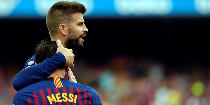   Bek FC Barcelona, Gerard Pique, memberikan ucapan selamat kepada Lionel Messi yang mencetak gol ke