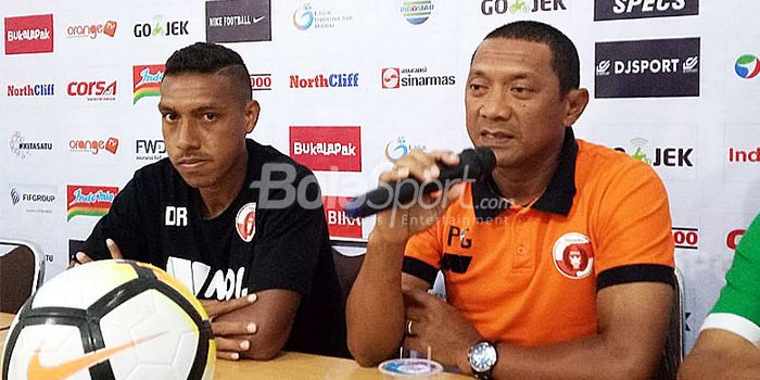 Pelatih Perseru Serui, I Putu Gede, berbicara kepada media dalam konfrensi pers di Stadion Teladan, 