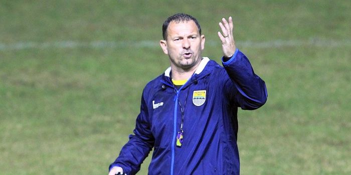  Pelatih Dejan Antonic saat masih menangani Persib awal tahun ini. 