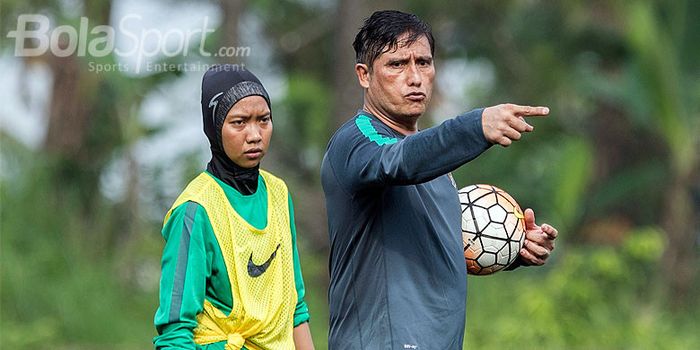 Asisten pelatih timnas putri Indonesia, Benny Van Breukelen, memberi arahan dalam sesi latihan di Na