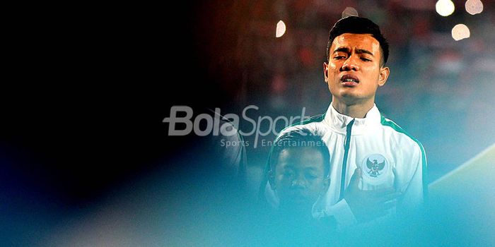 Gelandang timnas U-16 Indonesia, Brylian Negietha Aldama, menyanyikan lagu kebangsaan Indonesia Raya