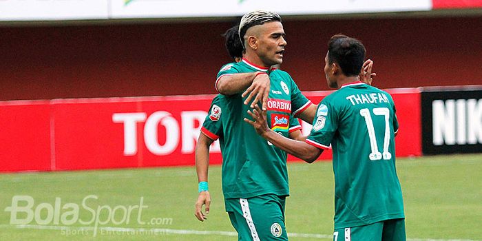  Penyerang PSS Sleman, Cristian Gonzales, merayakan gol bersama Thaufan Hidayat saat melawan Mojoker