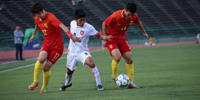 Duo pemain timnas U-19 China, Su Shihao (kiri) dan Tao Qianglong mengapit striker timnas U-19 Myanma