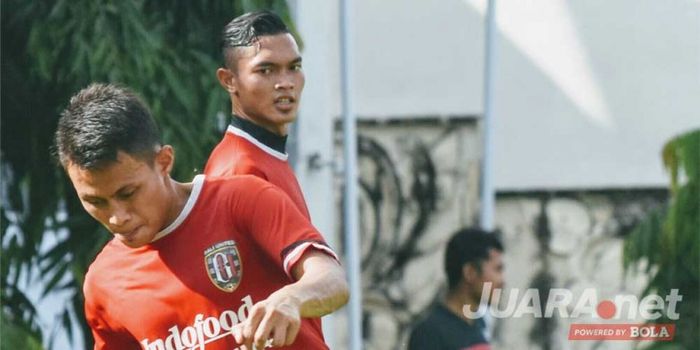 Bek kanan Bali United, Dias Angga Putra memperagakan tembakan kerasnya saat latihan di Lapangan Bant