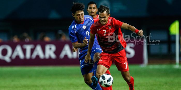  Bek tim nasional U-23 Indonesia, Rezaldi Hehanussa, berusaha melewati pemain Taiwan pada pertanding
