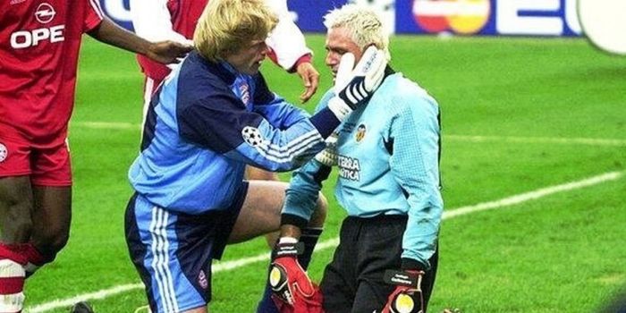 Kiper Oliver Kahn menunjukkan solidaritas kepada Santiago Canizares seusai Bayern Muenchen mengalahk