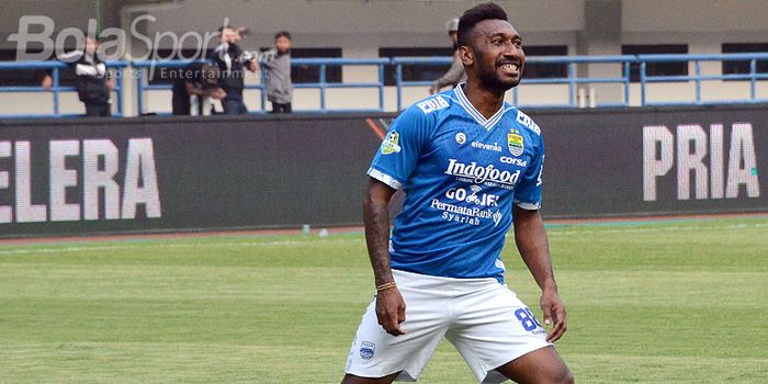  Striker Persib Bandung, Patrich Wanggai, saat tampil melawan Sriwijaya FC pada laga pekan ke-19 di Liga 1 2019.