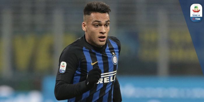 Penyerang Inter Milan, Lautaro Martinez, beraksi dalam laga pekan ke-18 Liga Italia 2018-2019 versus Napoli.