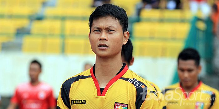 Bek Mitra Kukar, Dedi Gusmawan, memasuki lapangan menjelang laga melawan Persija Jakarta pada babak 