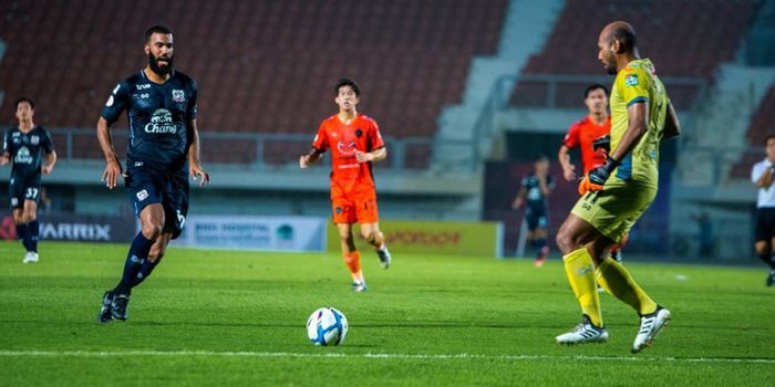 Striker Suphanburi FC, Sylvano Comvalius gagal mencetak gol saat berhadapan dengan kiper Nakhon Ratc