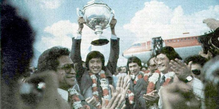 Rudy Hartono mengangkat Piala Thomas disaksikan Menpora Abdul Gafur, Liem Siw King, Tan Joe Hok, dan