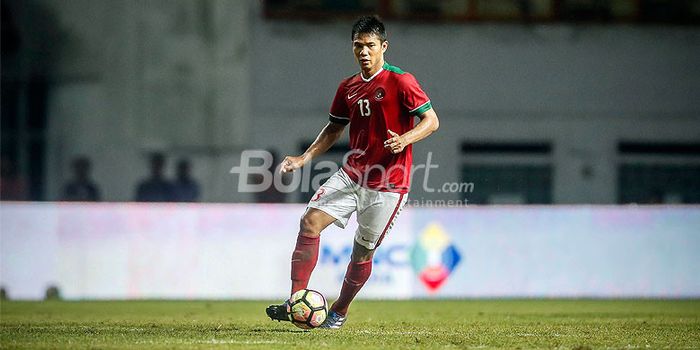 Aksi bek Persib, Achmad Jufriyanto, saat membela timnas Indonesia melawan timnas Suriah U-23