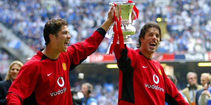    Ruud van Nistelrooy (kanan) dan Cristiano Ronaldo mengangkat trofi Piala FA seusai mengalahkan Mi