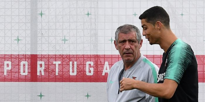 Megabintang timnas Portugal, Cristiano Ronaldo (kanan), saat berbicara dengan sang pelatih, Fernando Santos.