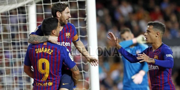 Trio penyerang Barcelona, Luis Suarez, Lionel Messi, dan Philippe Coutinho, melakukan selebrasi usai mencetak gol