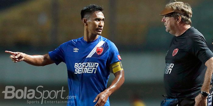 Pelatih PSM Makassar, Robert Rene Alberts, berbicara dengan kapten tim, Zulkifli Syukur, saat melawa