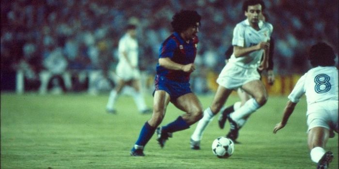 Aksi Diego Maradona mengecoh pemain Real Madrid dalam laga final Copa de la Liga,  26 Juni 1983.