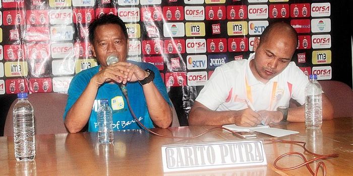 Pelatih Barito, Mundari Karya (kiri), saat berbicara kepada media usai melawan Persija dalam laga la