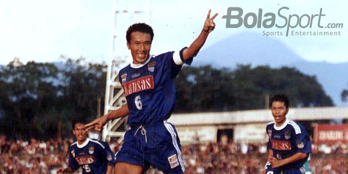  Legenda Persib Bandung, Robby Darwis, saat masih menjadi kapten tim di kompetisi Liga Indonesia. 