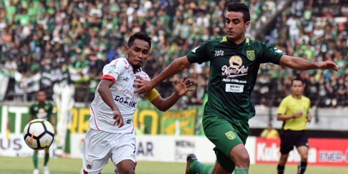 Gelandang Persija Jakarta, Ramdani Lestaluhu dijaga ketat bek Persebaya, Otavio Dutra, di Stadion Ge