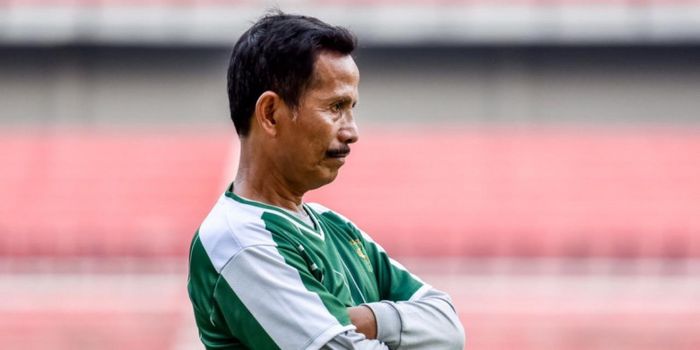 Djajang Nurdjaman memimpin sesi latihan di Stadion Gelora Bung Tomo.