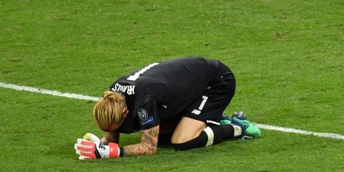    Kiper Liverpool FC, Loris Karius, meratapi kekalahan timnya dari Real Madrid pada final Liga Cham