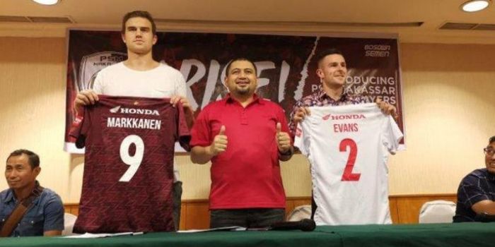Dua pemain asing anyar PSM Makassar, Aaron Evans dan Eero Markkanen mengapit CEO PSM, Munafri Arifud
