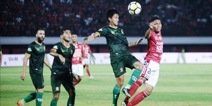 Pemain Bali United, Ricky Fajrin, berebut bola dengan pemain PS Tira dalam laga pekan ke-23 Liga 1 m