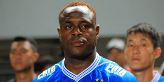 Bek Persib, Victor Igbonefo sebelum sepak mula laga Persib vs PSIS di Stadion Gelora Bandung Lautan