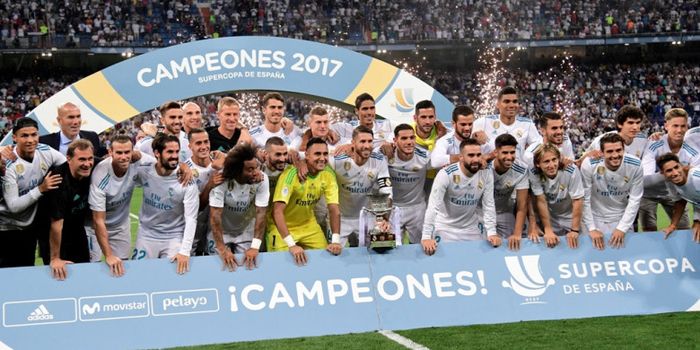 Para pemain Real Madrid merayakan keberhasilan menjuarai Piala Super Spanyol 2017 usai mengalahkan Barcelona.