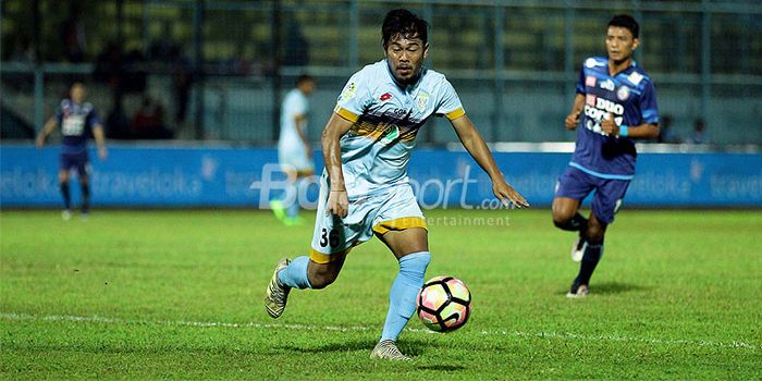 Aksi pemain belakang Persela Lamongan, Edy Gunawan, saat melawan Arema FC pada pekan ke-24 Liga 1 di