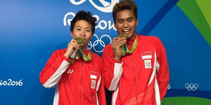 Liliyana Natsir dan Tontowi Ahmad berpose dengan medali emas Olimpiade Rio 2016 mereka.