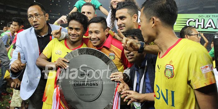 Ilham Udin (dua dari kiri) dan Evan Dimas (tiga dari kiri) saat merayakan gelar juara Bhayangkara FC