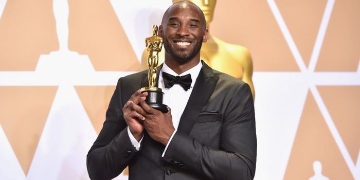 Kobe Bryant berpose dengan Piala Oscar untuk Film Animasi Pendek Terbaik di ruang media pada acara P