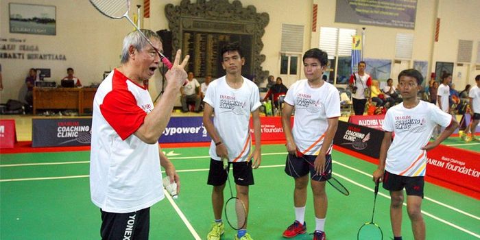 Pebulu tangkis legendaris Indonesia, Christian Hadinata, tengah berbagi ilmu kepada peserta Coaching