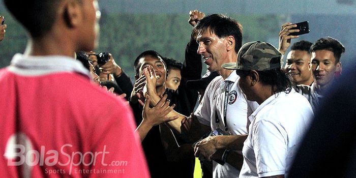 Pelatih Arema FC, Milan Petrovic, mendapat sambutan dari pendukung Arema FC seusai timnya mengalahka