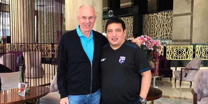 Sven-Goran Eriksson berpose dengan manajer timnas Filipina, Dan Palami