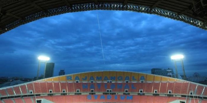   Langit yang cerah di atas Stadion Rajamangala, Bangkok, saat timnas Indonesia melakoni uji lapanga