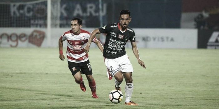 Pemain Bali United, Taufik Hidayat menggiring bola saat laga melawan Madura United di Stadion Gelora