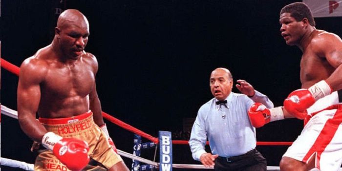 Pertarungan antara Evander Holyfield (merah) dan Riddick Bowe (putih) yang berlangsung di Thomas &amp; Ma