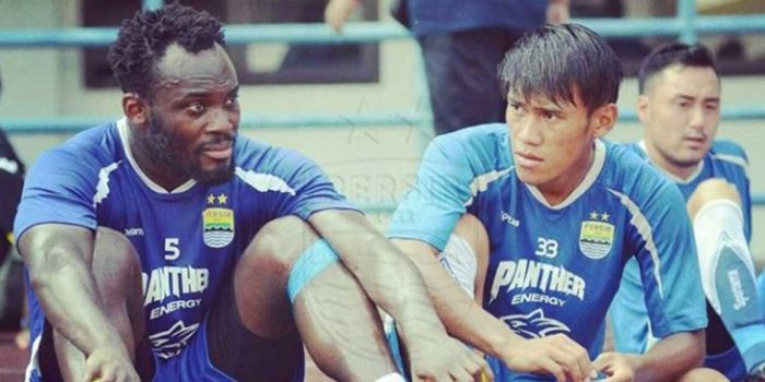 Eks Pemain Persib, Michael Essien dan Seorang Pemain Muda Persib, Rizki Hidayat Berfoto Bersama di S