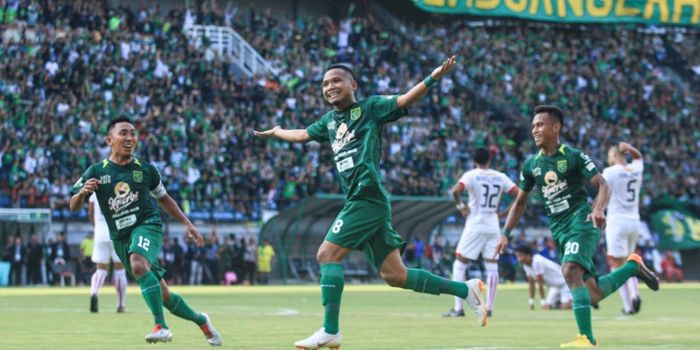 Oktafianus Fernando merayakan gol tenadangan jarak jauhnya ke gawang Persija Jakarta di Stadion Gelo