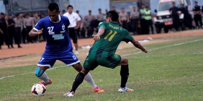 Pemain PSIS Semarang, Safrudin Tahar saat berebut bola dengan pilar PSS Sleman, Mudah Yulianto pada 