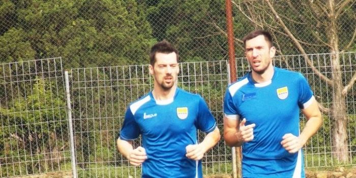 Marko Krasic (kiri) bersama Vladimir Vujovic saat jogging di lapangan Football Plus, Rabu (3/2/2016)