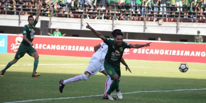 Penyerang Persebaya, Fandi Eko Utomo, mencetak gol ke gawang Persija pada laga Liga 1 2018 di Stadio